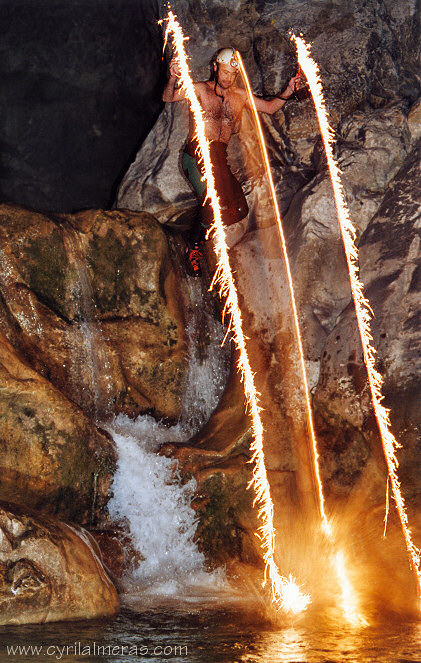 Image Canyoning de nuit effet pyrotechnique