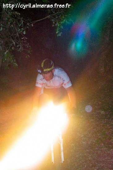 VTT de nuit et phares surpuissants