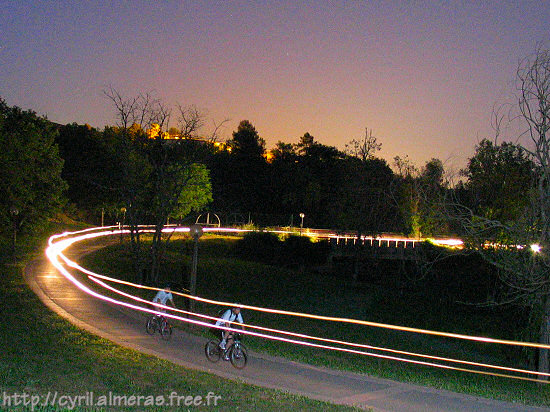 Une course à vélos la nuit!