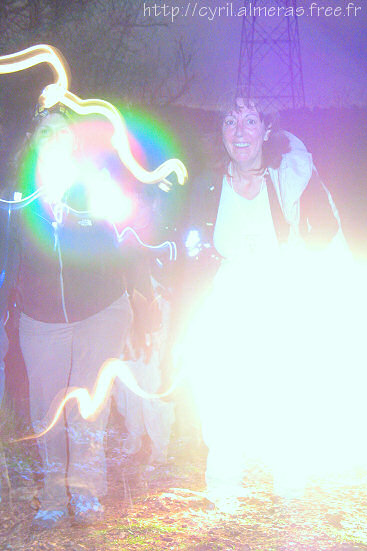 Je vais l'éclairer pour mieux voir...