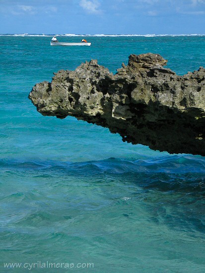 Rocher suspendu et mer cristaline