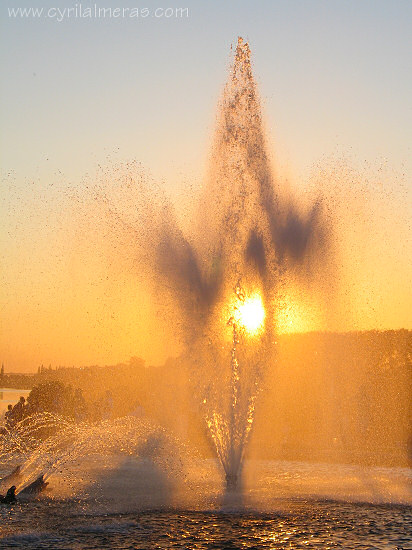 Coucher de soleil a travers les jets d'eau