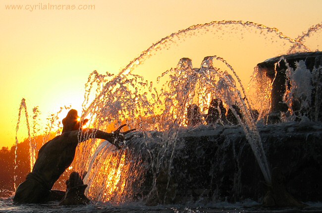 Soleil couchant dans les fontaines de Versailles