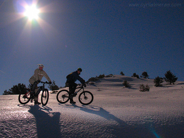 VTT sur neige glacée à la pleine Lune