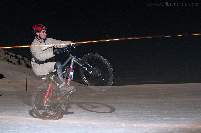 Roue arrière VTT sur neige en nocturne