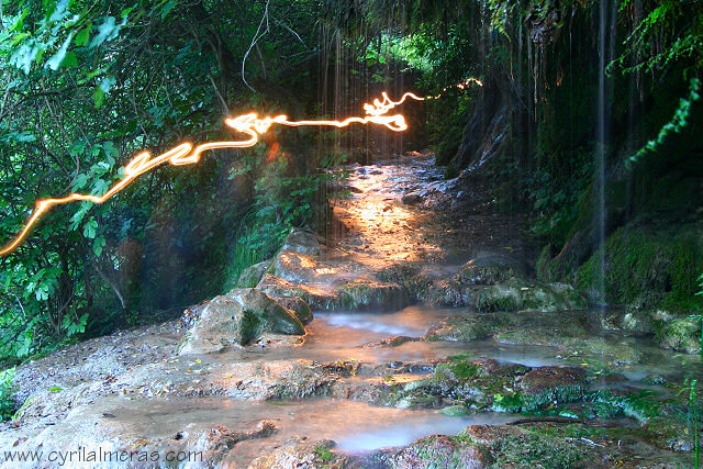 trace de lumiere sous cascade