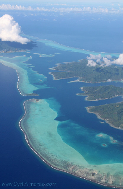 Lagon turquoise et barrière de corail vue du ciel