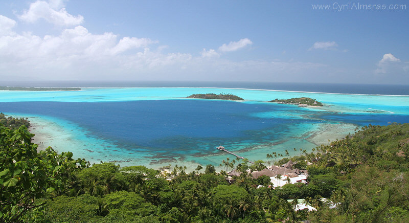 Lagon bleu turquoise et club med Bora bora en premier plan