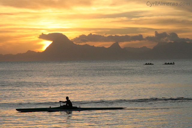 pirogue tahiti coucher de soleil