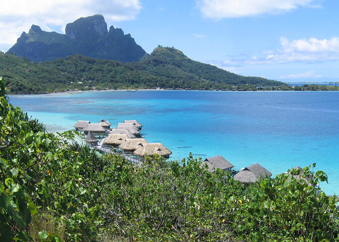 Montagne de Bora bora vue d'un motu