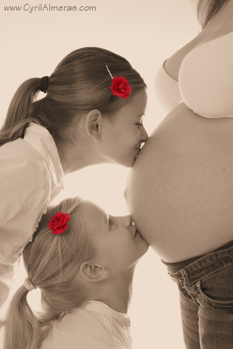 enfants sepia fleurs rouges