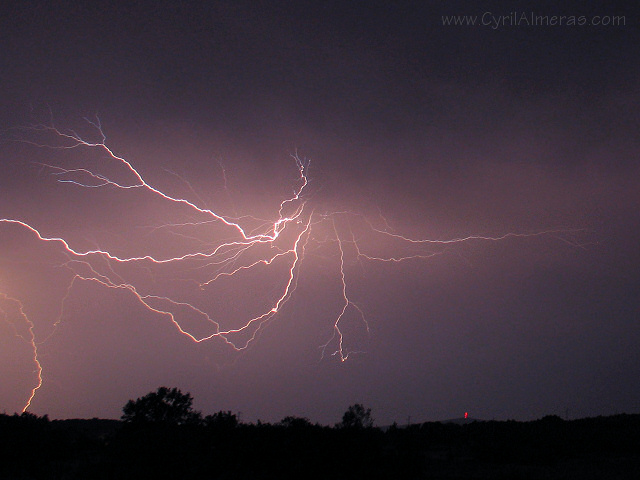 Eclairs sortis d'un trou de nuages
