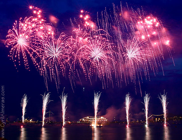 Feux artifice rose ciel bleu et bateaux