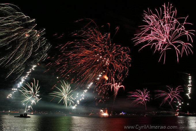 feu artifice vert de gris cuivre mauve