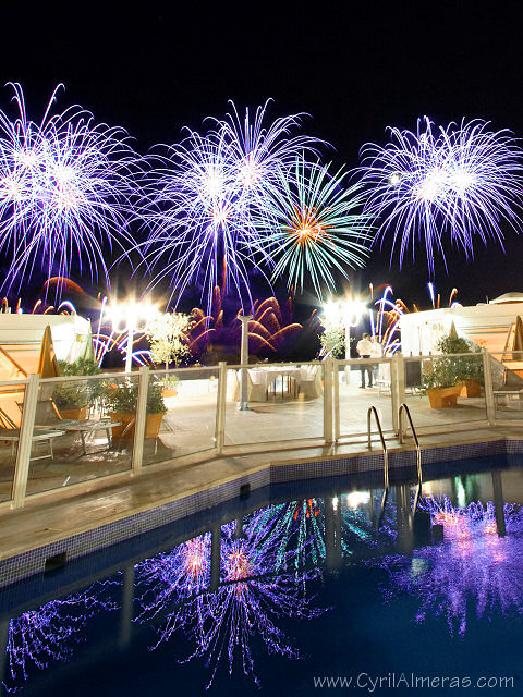 Reflets feu artifice dans piscine de terrasse Hotel Palais Stéphanie