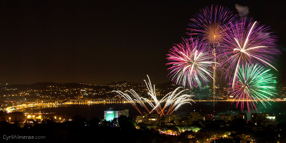 feu d'artifice dans la baie de mandelieu-la-napoule