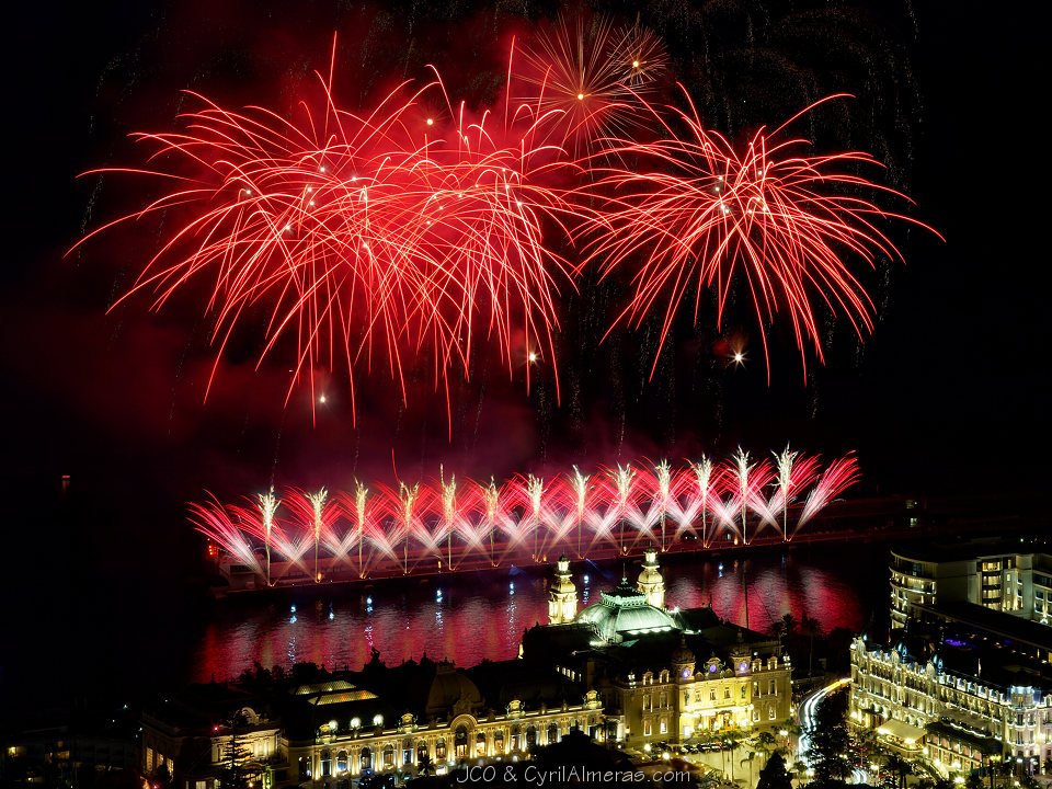 feu artifice quai rainier iii rouge