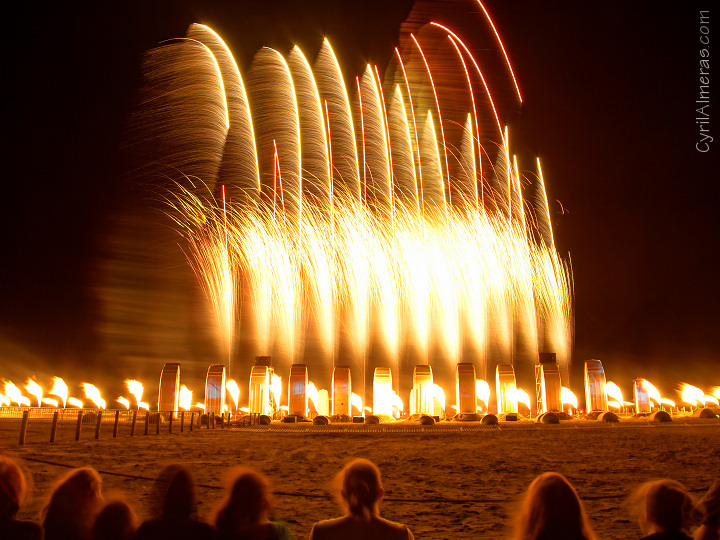 groupe f met le feu a la plage