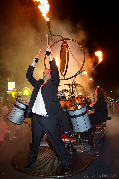 spectacle de rue percutant