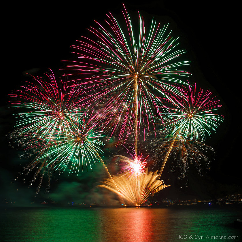 image feu artifice sur  la mer