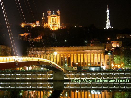 Le palais de justice, sa paserelle et la basilique de Fourvière, Lyon