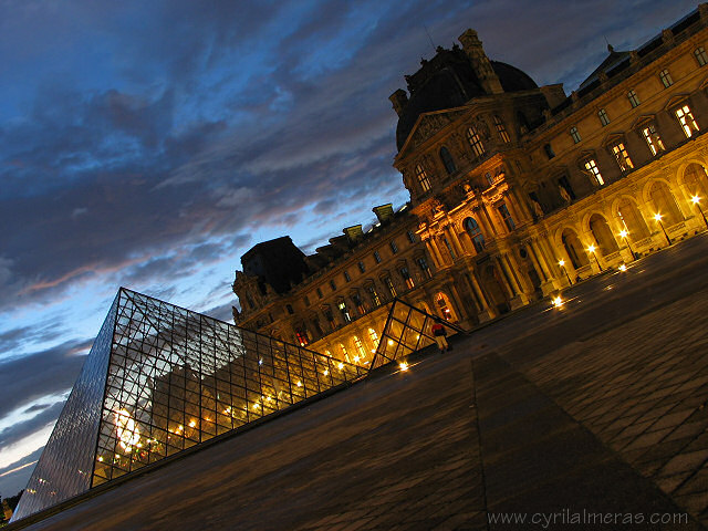 Pyramide du Louvre de nuit