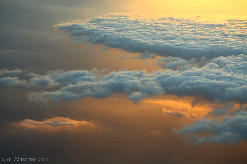 Coucher de soleil vu de dessus les nuages