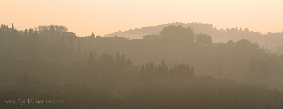 Brumes du lever de Soleil sur les colines de Grasse