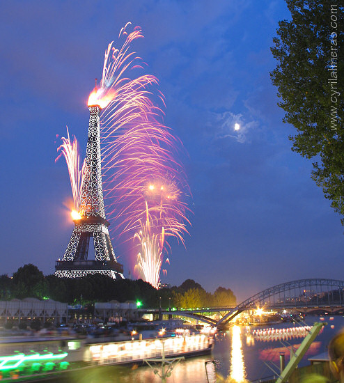 Feux d'artifice sur la tour Eiffel, du pont de l'Alma