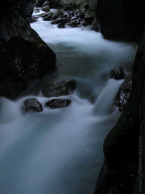 pose longue eau sur rochers