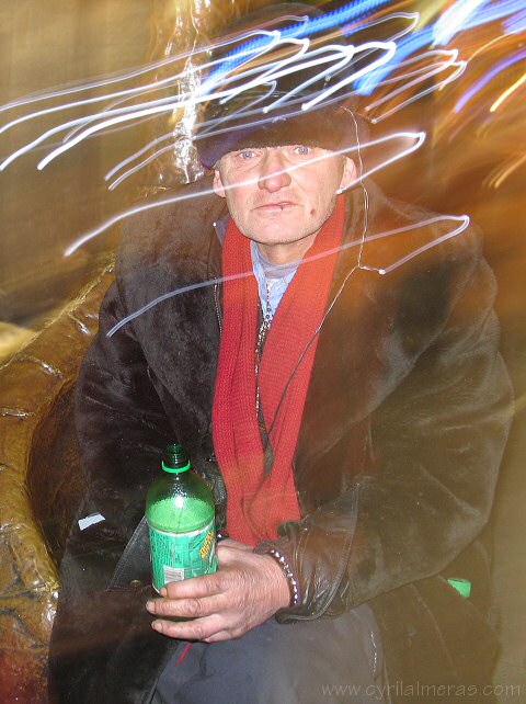 sdf sans-abri mais avec lumiere