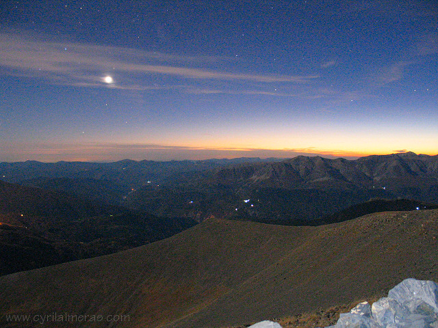lune apres coucher de soleil montagne