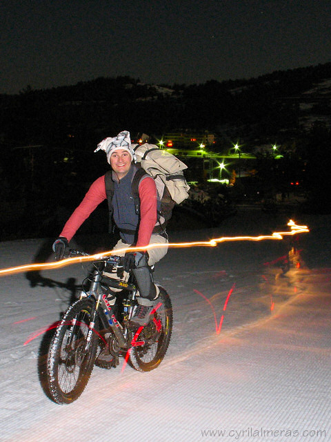 Montée piste de ski en VTT de nuit