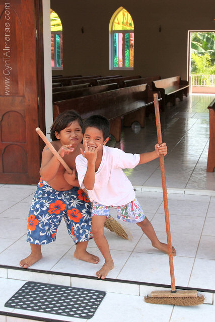 Enfants tahitiens église et balais