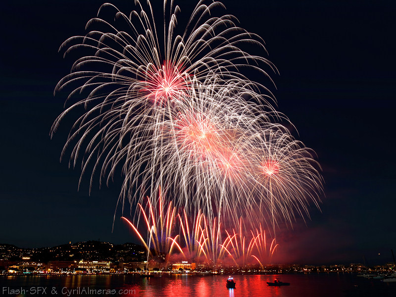 bateau reflet feu artifice dans l eau