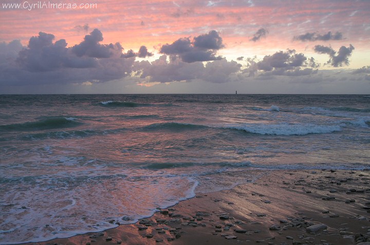 coucher soleil galets mer ciel rose